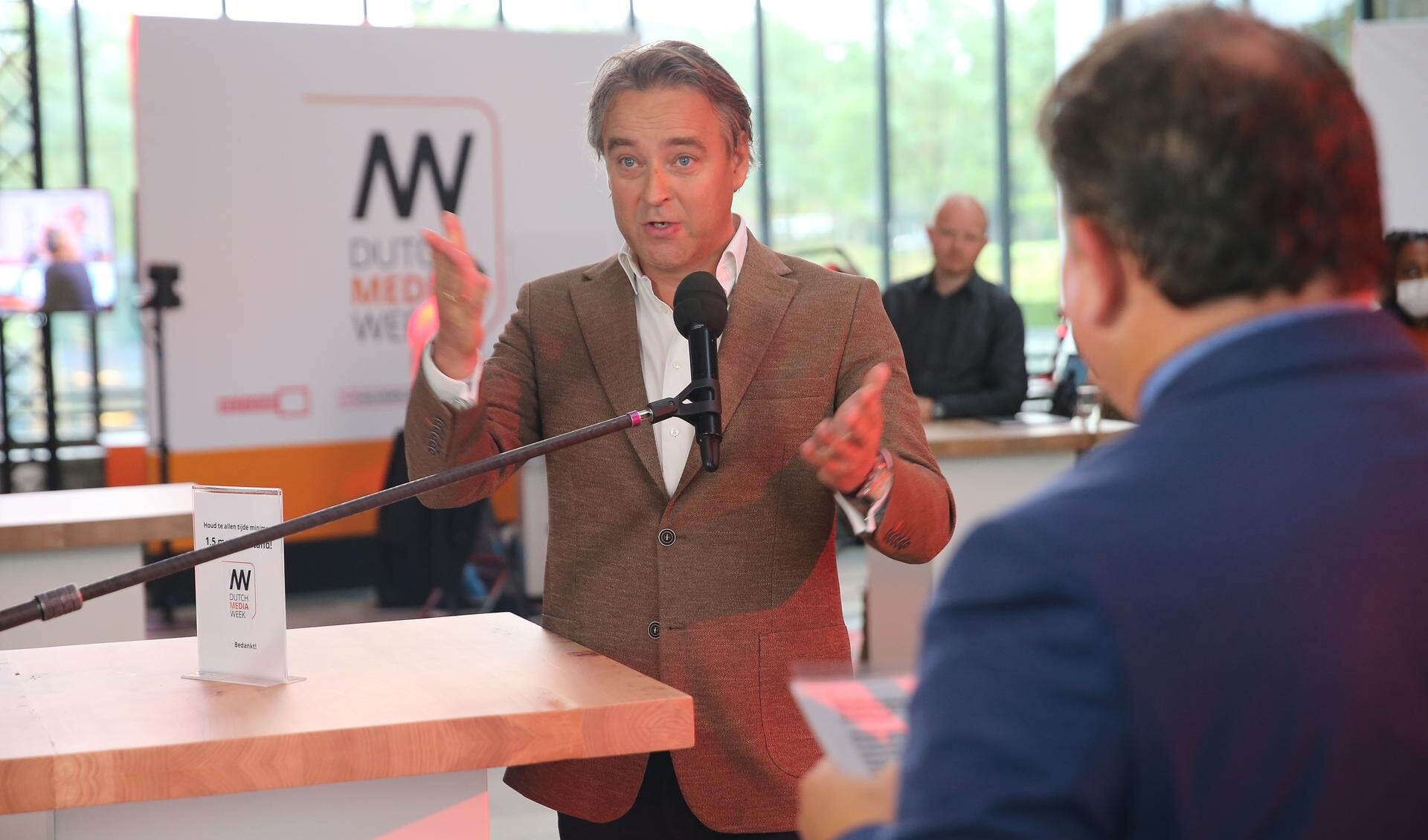 Wethouder Gerard Kuipers in gesprek met Eppo van Nispen tot Sevenaer tijdens de opening Dutch Media Week 2020