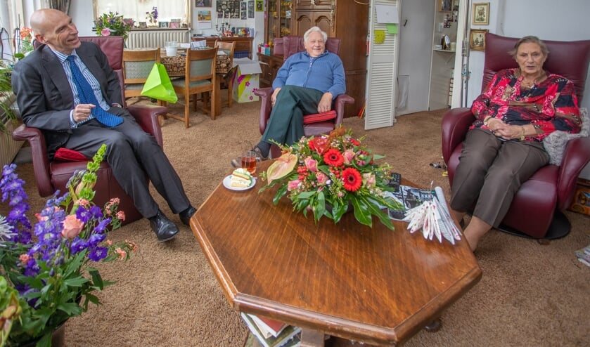 <p>Het bruidspaar kreeg bezoek van de loco-burgemeester (l).</p>