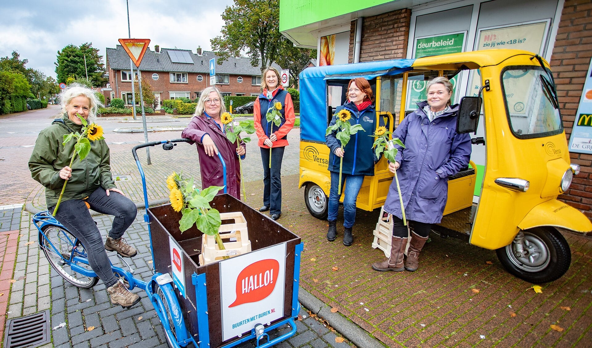 De bakfiets van Buurten met Buren en tuktuk van Versa Welzijn stonden vorige week op tien verschillende plekken in Huizen.
