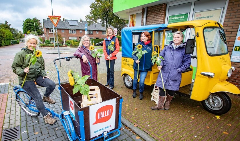 <p>De bakfiets van Buurten met Buren en tuktuk van Versa Welzijn stonden vorige week op tien verschillende plekken in Huizen.</p>