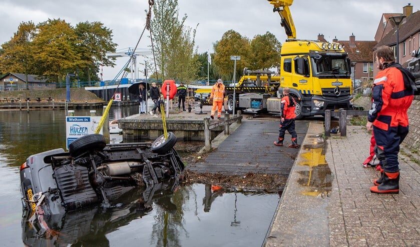 <p>De auto wordt uit het water getakeld.</p>