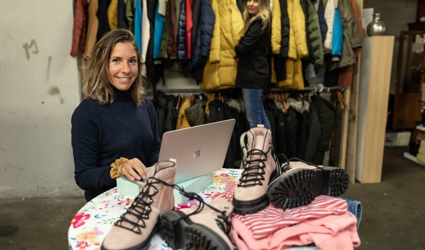 <p>Yvette Demarteau doet vrijwilligerswerk bij Clothing4U</p>