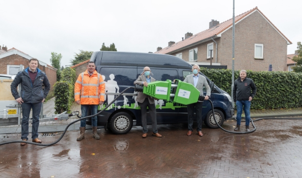 <p>Van links naar rechts: Alex Feenstra, Jacob Vedder, Maarten van Gessel, Ton Stam en Fred Staal, die met een grote stekker de oplevering markeerden.</p>