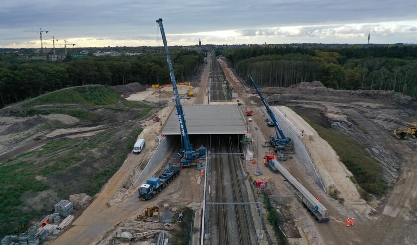 <p>De fly-over in Anna's Hoeve staat er net. In 2021 zorgen ProRail en Bam ervoor dat de natuurbrug, ook onderdeel van de HOV, stikstofarm aangelegd wordt.</p>