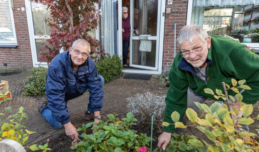 <p>Ted Blok (links) en zijn broer Bert doen al jaren vrijwilligerswerk. </p>