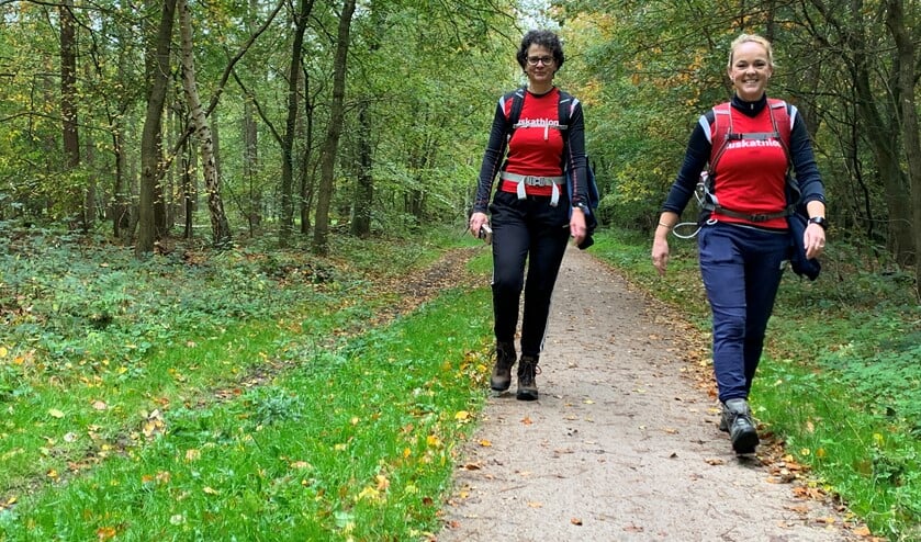 <p>Henriëtte (l) en Jacolien liepen zaterdag 42 kilometer door de Gooise natuur in plaats van in Tanzania.</p>