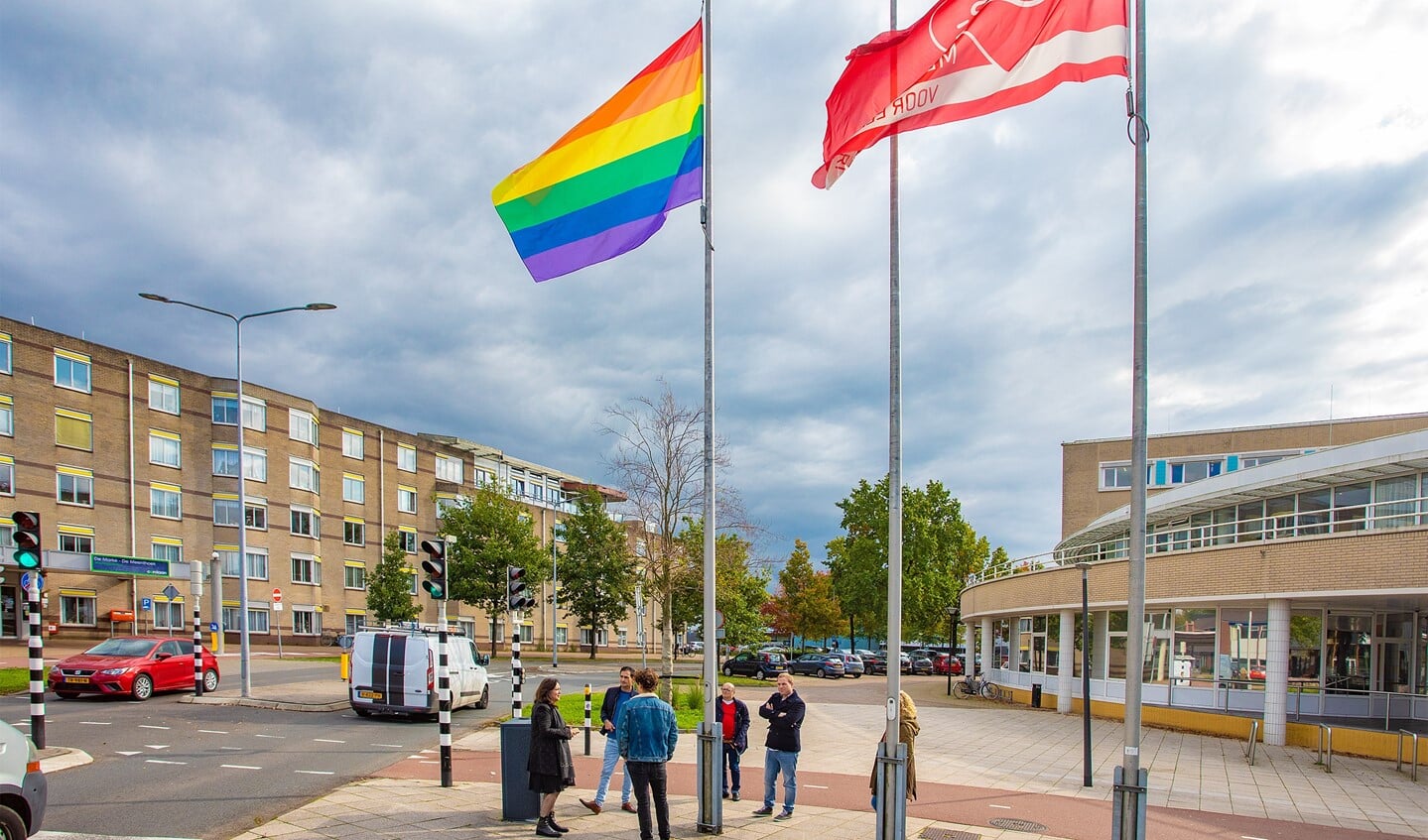 De regenboogvlag werd vandaag in top gehesen, door onder andere Huizer oud-tophockeyer Thijs de Greeff.