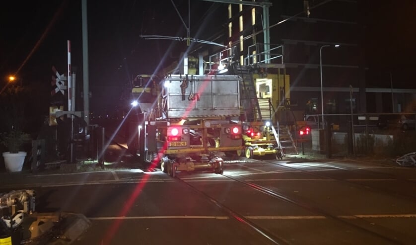 Nachtelijk herstelwerk bij een overweg ter hoogte van Bussum.
