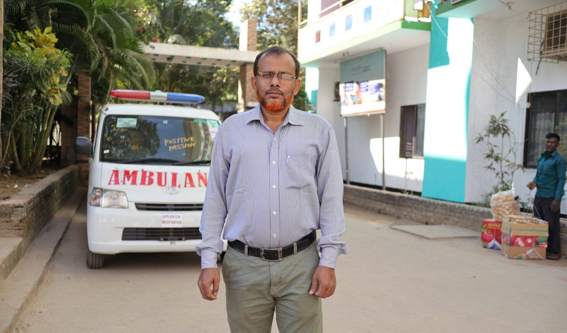 Anwar bij een ambulance die het mogelijk maakt medische hulp te verlenen aan de vluchtelingen.