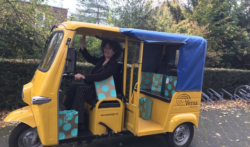 <p>Aleid Borghardt rijdt met de tuktuk in de rondte.</p>
