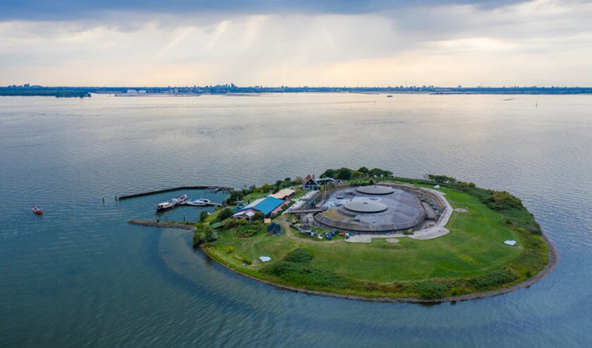 <p>Forteiland Pampus vanuit de lucht.</p>