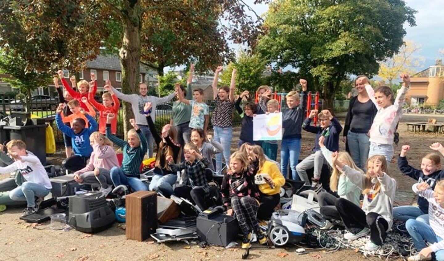 Juichende leerlingen van de Rehobothschool.