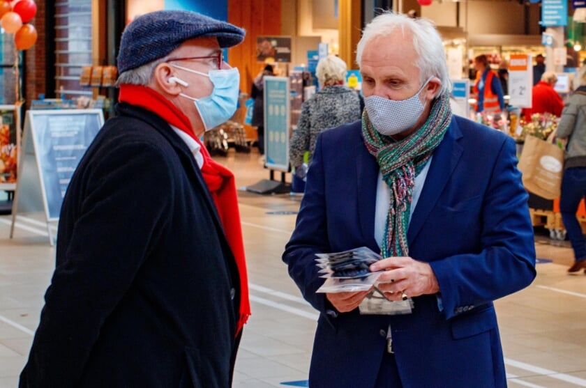 <p>Burgemeester Broertjes samen met directeur René Stumpel van de GGD Gooi en Vechtstreek. </p>