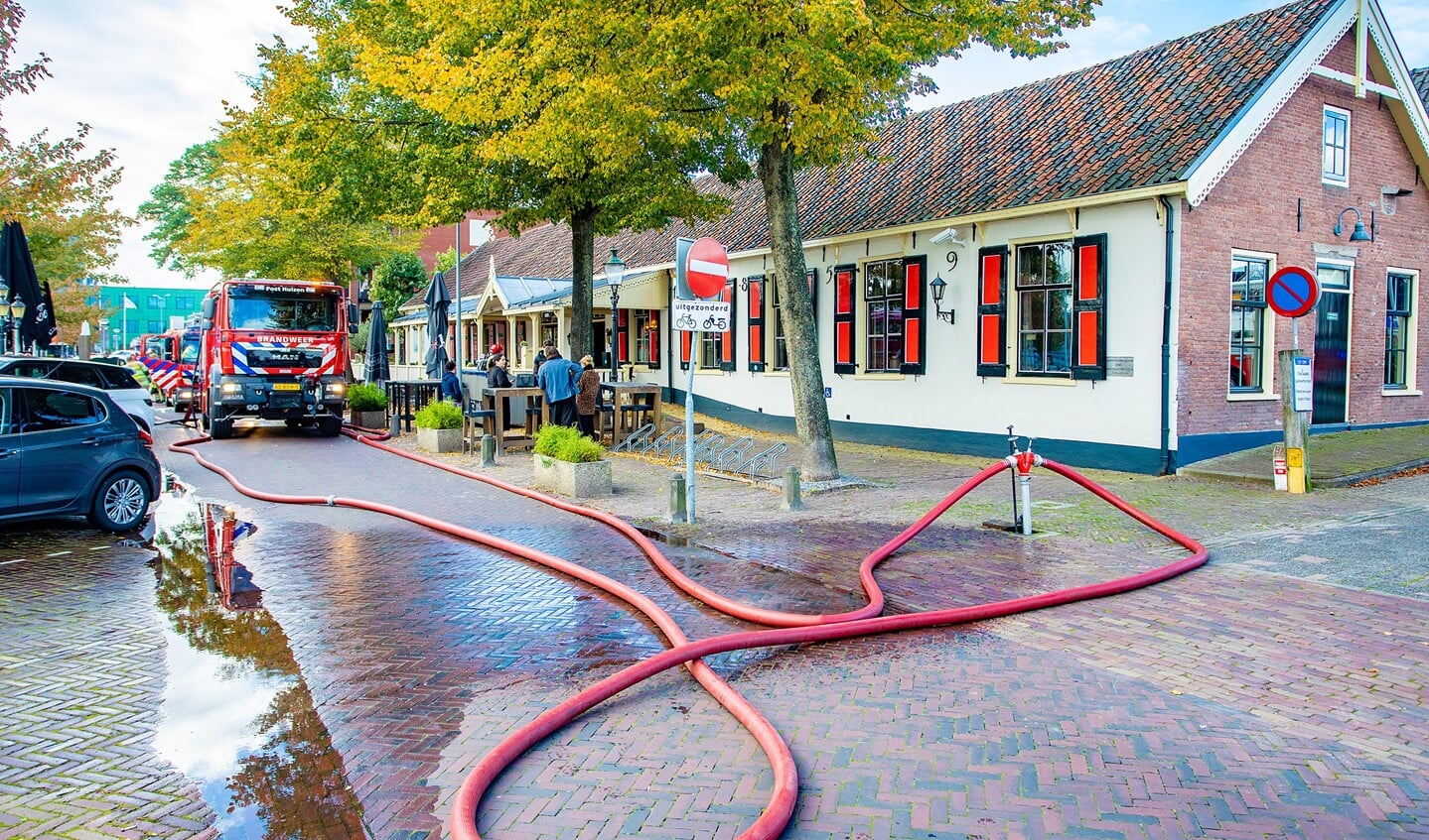 Brandweer rukte massaal uit voor de brand, die lastig te vinden was.