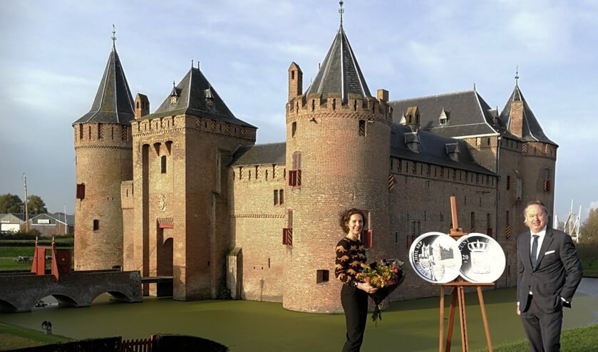 Muntmeester Stephan Satijn onthulde samen met Muiderslot directeur Annemarie den Dekker de nieuwste Zilveren Dukaat.
