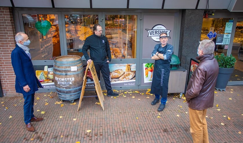 <p>Op veilige afstand de ondernemers een hart onder de riem steken. </p>