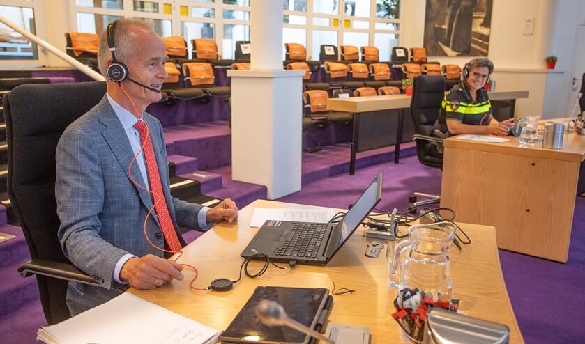 <p>Burgemeester Niek Meijer en politiechef Carmen van den Bogaert beantwoorden vanmiddag online vragen.</p>