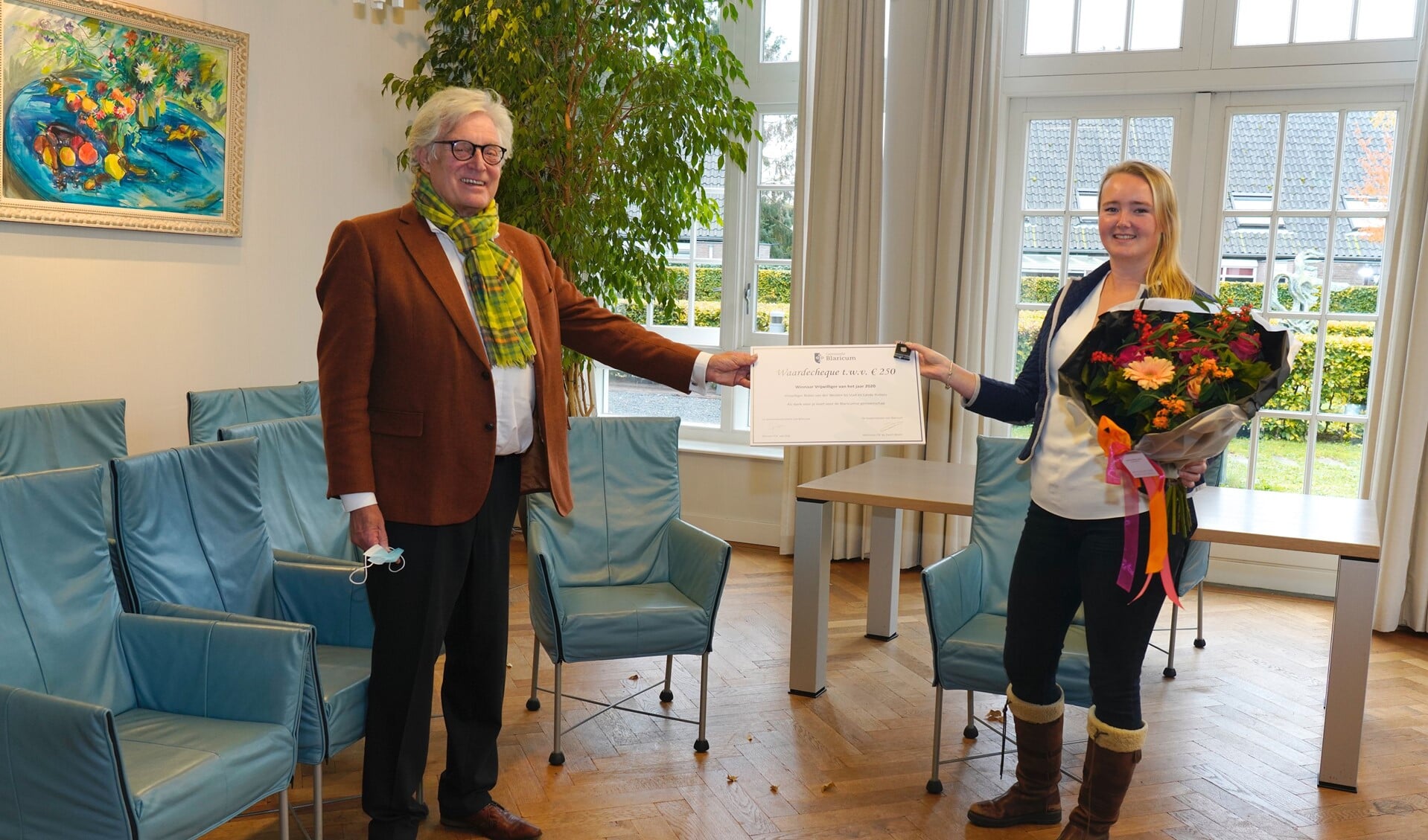 Robin van der Weiden krijgt de aanmoedigingsprijs uit handen van wethouder Gerard Knoop. 