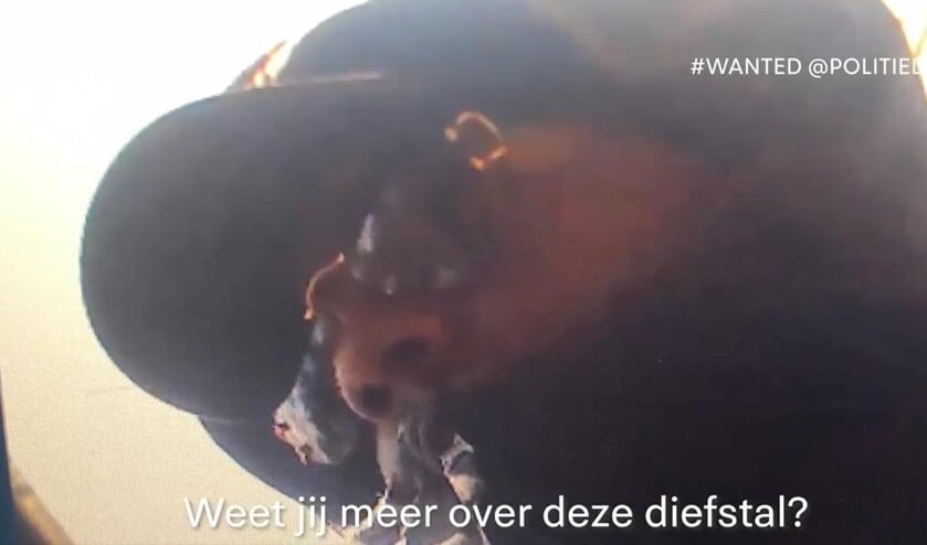 <p>Beeld van de man die met de pas 1.250 euro opnam.</p>