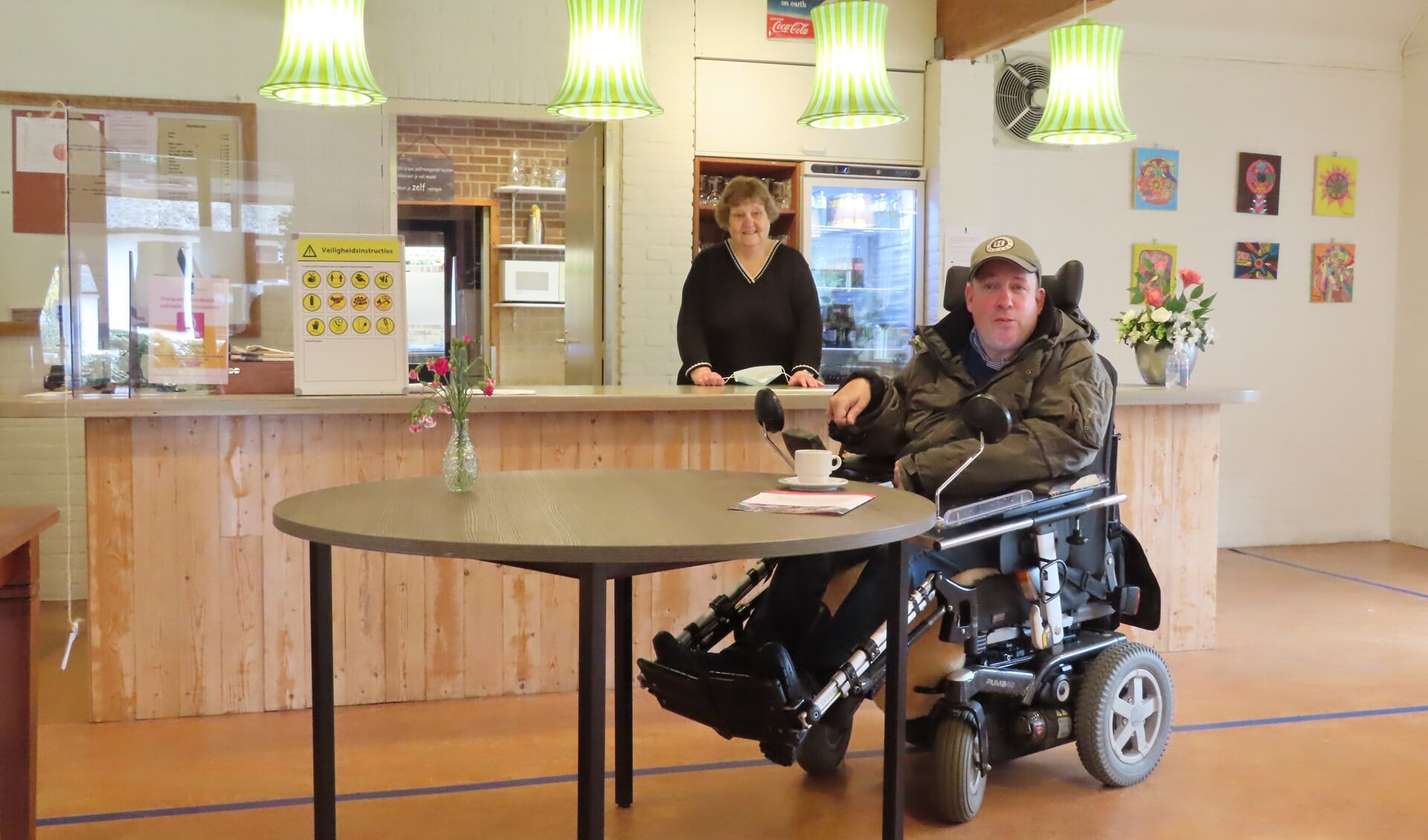 Wijkcentrum 't Vûronger beschikt nu ook over twee hogere tafels, waar mensen in een rolstoel goed onder kunnen rijden.