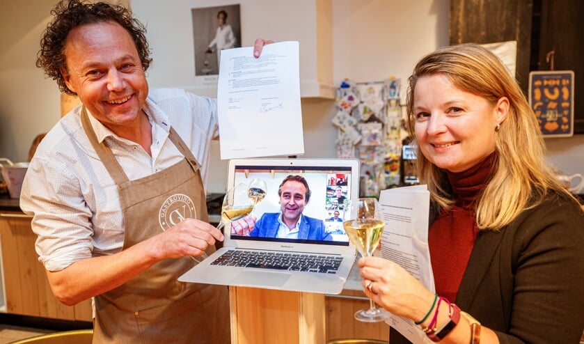 <p>Het ondertekenmoment. </p>