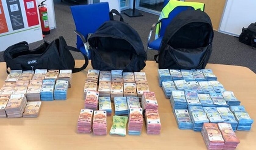 <p>Het geld dat de politie in beslag nam. </p>