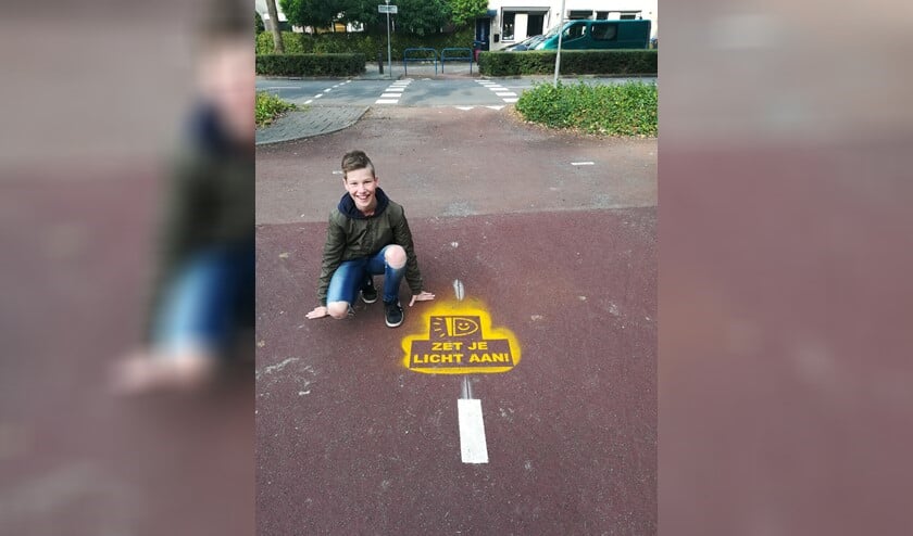 <p>Stan naast zijn tekening op het fietspad aan de Stadwijksingel.</p>