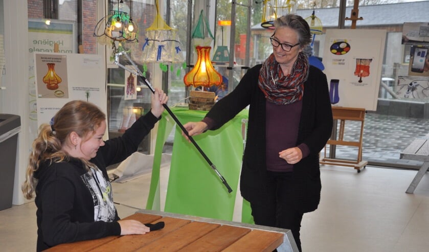 <p>Afvalprikker van de wethouder voor de scholiere.</p>