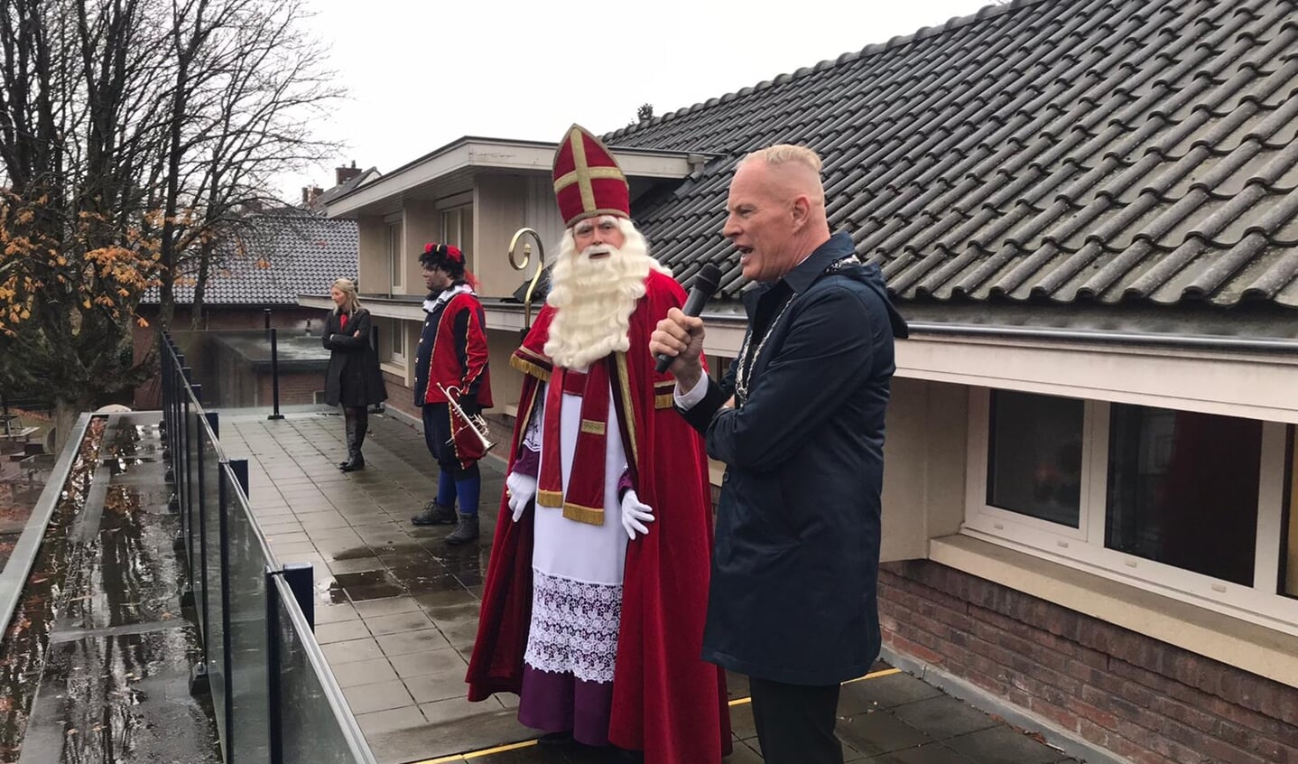 Sinterklaas samen met de burgemeester bij De Hoeksteen.