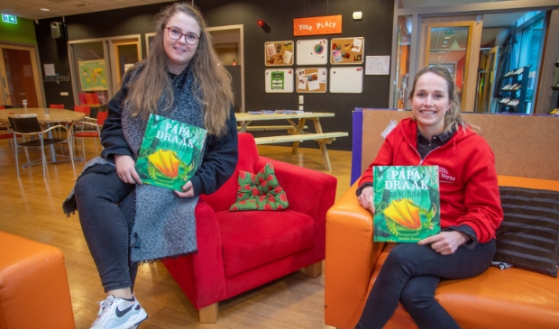 <p>Jongeren in De Malbak tonen het boek dat de scholen krijgen.</p>