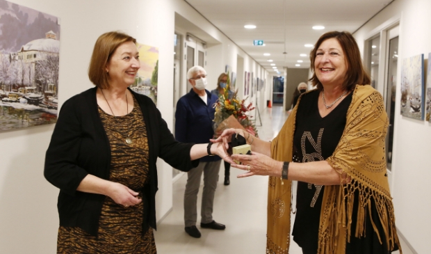 <p>Wethouder Wilma de Boer-Leijsma (l) reikt de erespeld uit aan Monique Kropman in het Huis van Eemnes.</p>