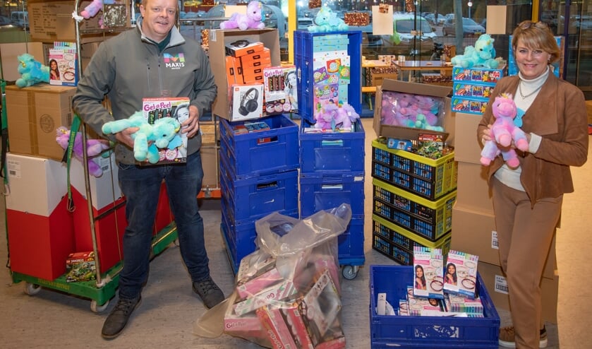 <p>Ben Boogaard, voorzitter van de winkeliersvereniging Maxis, overhandigde het speelgoed aan Linda Splinter van Voedselbank Gooi en Omstreken.</p>