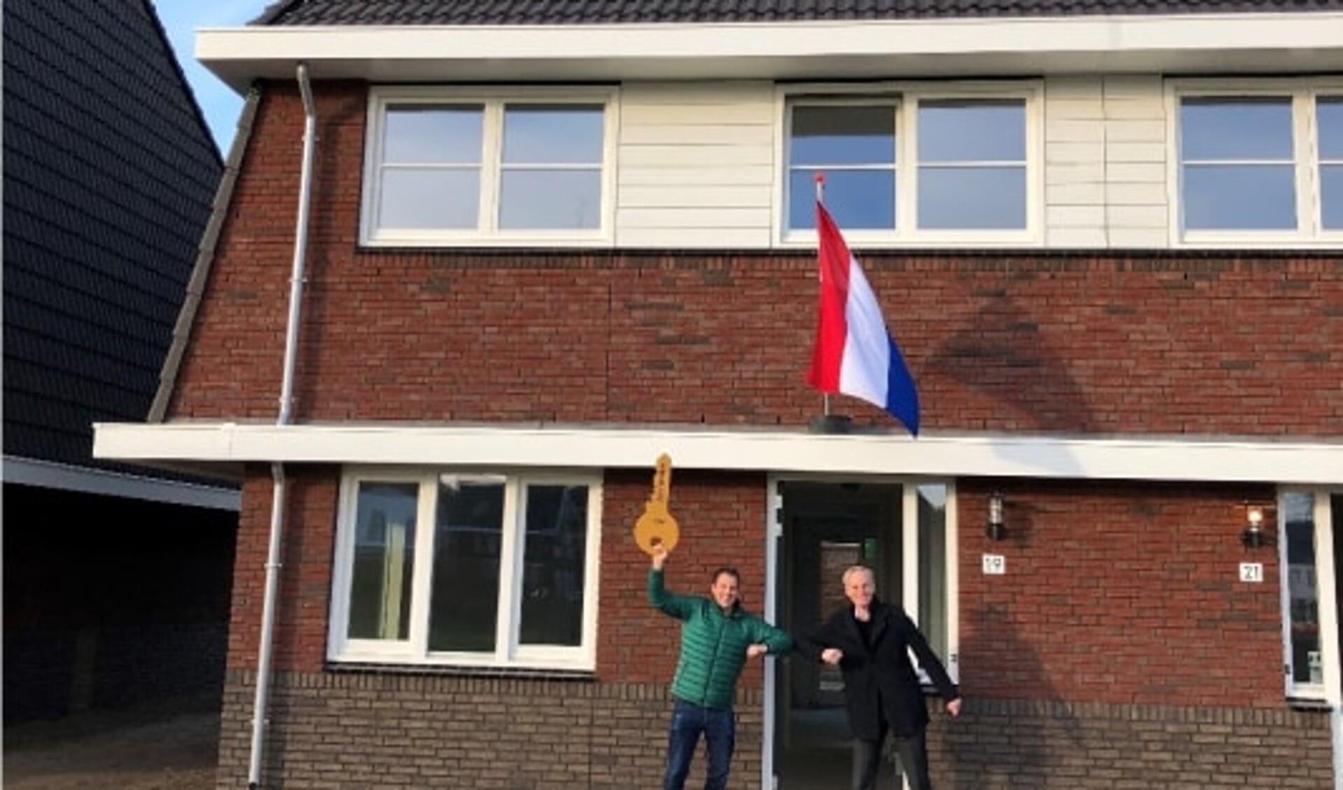 Bewoner Martijn ontvangt van Hans Spruit (Senior Project Manager Noordwest bij BAM Wonen) de sleutel van de nieuwe woning.