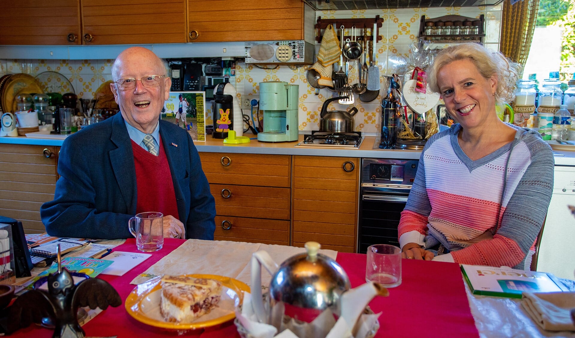 Hans en Lisette aan de grote tafel in de keuken van Hans.