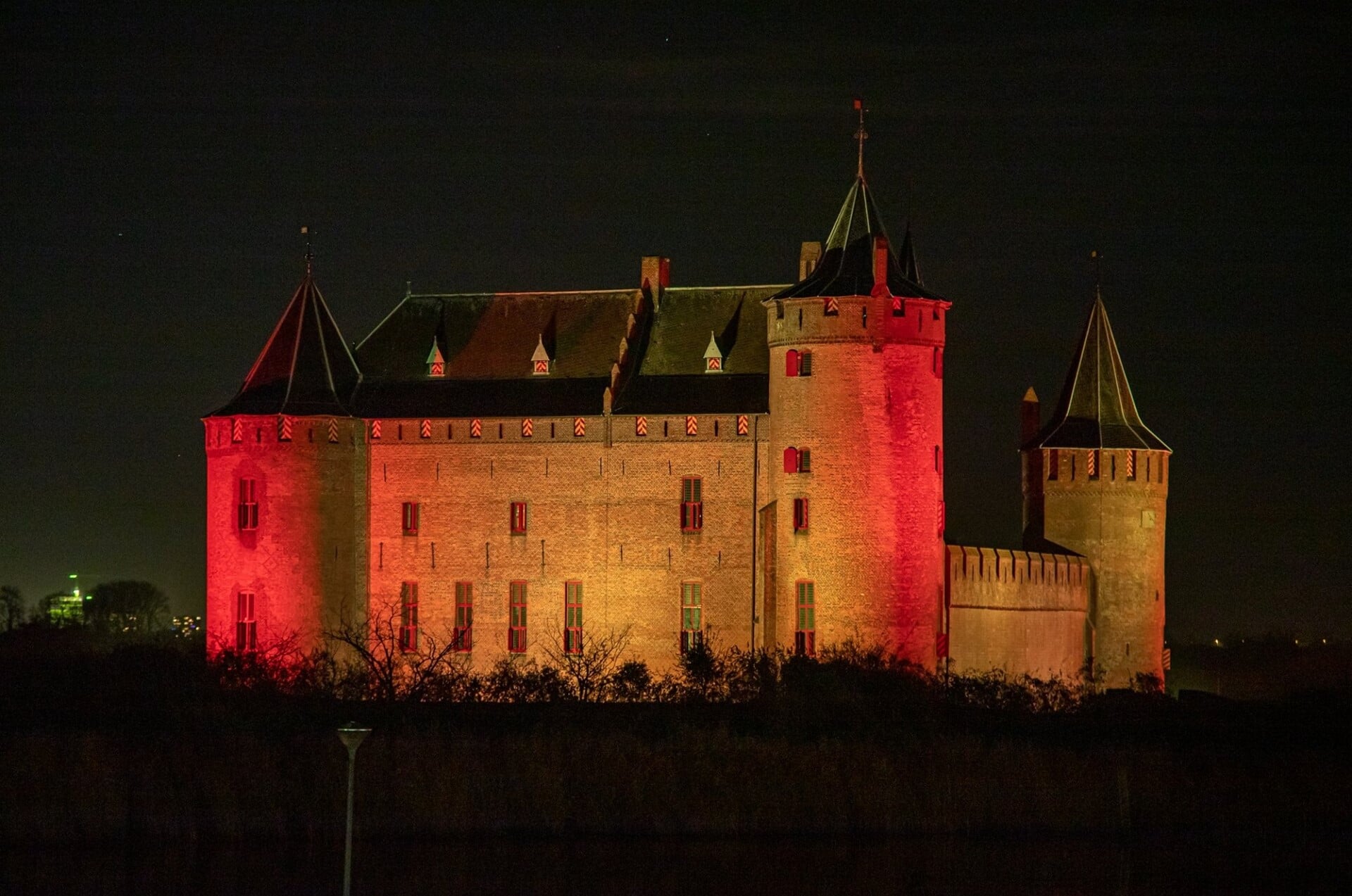 In de regio kleuren al jaren verschillende gebouwen oranje.