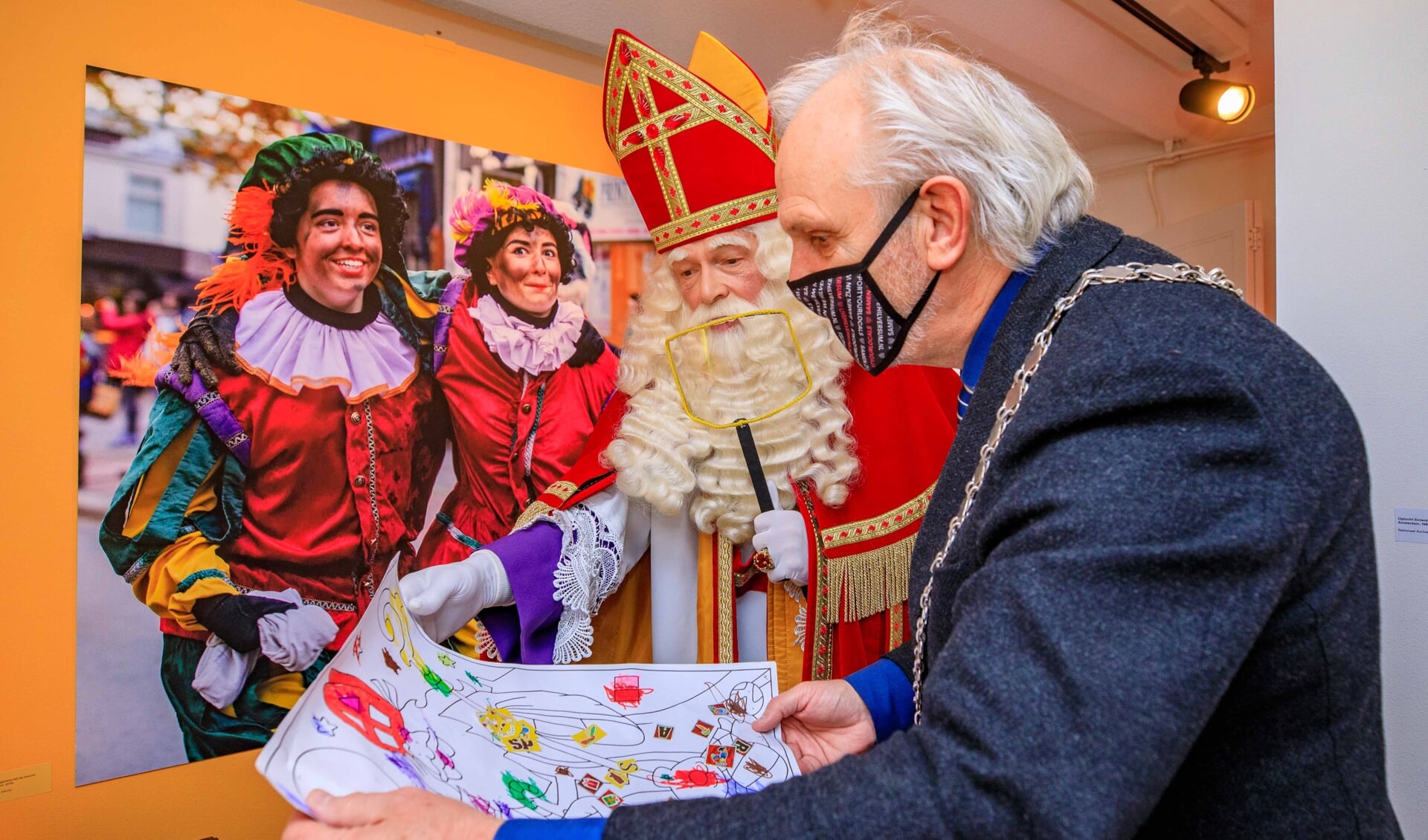 Burgemeester Broertjes en Sinterklaas vorig jaar in Museum Hilversum. 