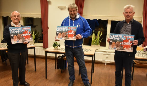 <p>Pater Wijnand van Wegen (links), Johan Meppelink van Pax kinderhulp Eemnes en Bert Visser van de Thuisfront Commissie.</p>