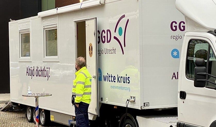 <p>De mobiele corona-testbus van GGD Utrecht.</p>