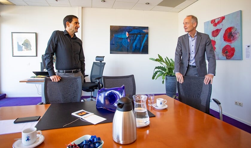 <p>Wethouder Maarten Hoelscher (l) en burgemeester Niek Meijer hebben tijdens hun werk ook oog en aandacht voor elkaars welzijn.</p>