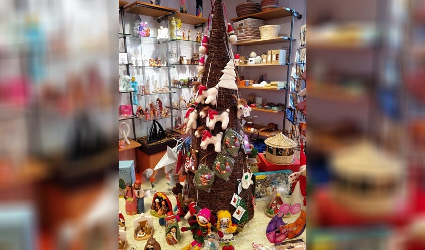 <p>De kersttafel staat weer in de wereldwinkel.</p>