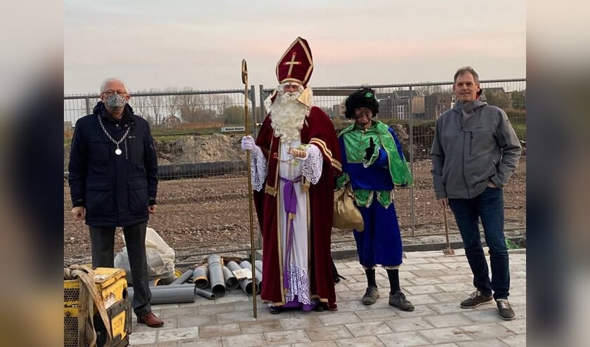 <p>De burgemeester, Sint & Piet en schooldirecteur Remon Pontman. </p>