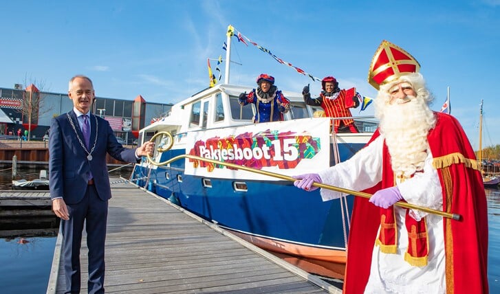 Vorig jaar was er een stille ontvangst van Sinterklaas in Huizen. De burgemeester was er vrijwel alleen.