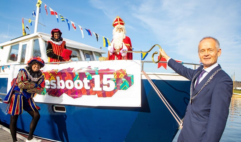 <p>Sint komt aan met zijn Pakjesboot 15 in Huizen en wordt ontvangen door de burgemeester.</p>