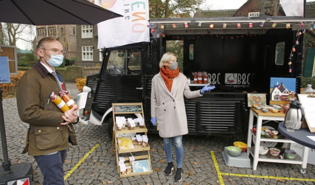<p>Burgemeester Nanning Mol bezoekt de pop-up bus en neemt twee smakelijke soepjes mee naar huis</p>