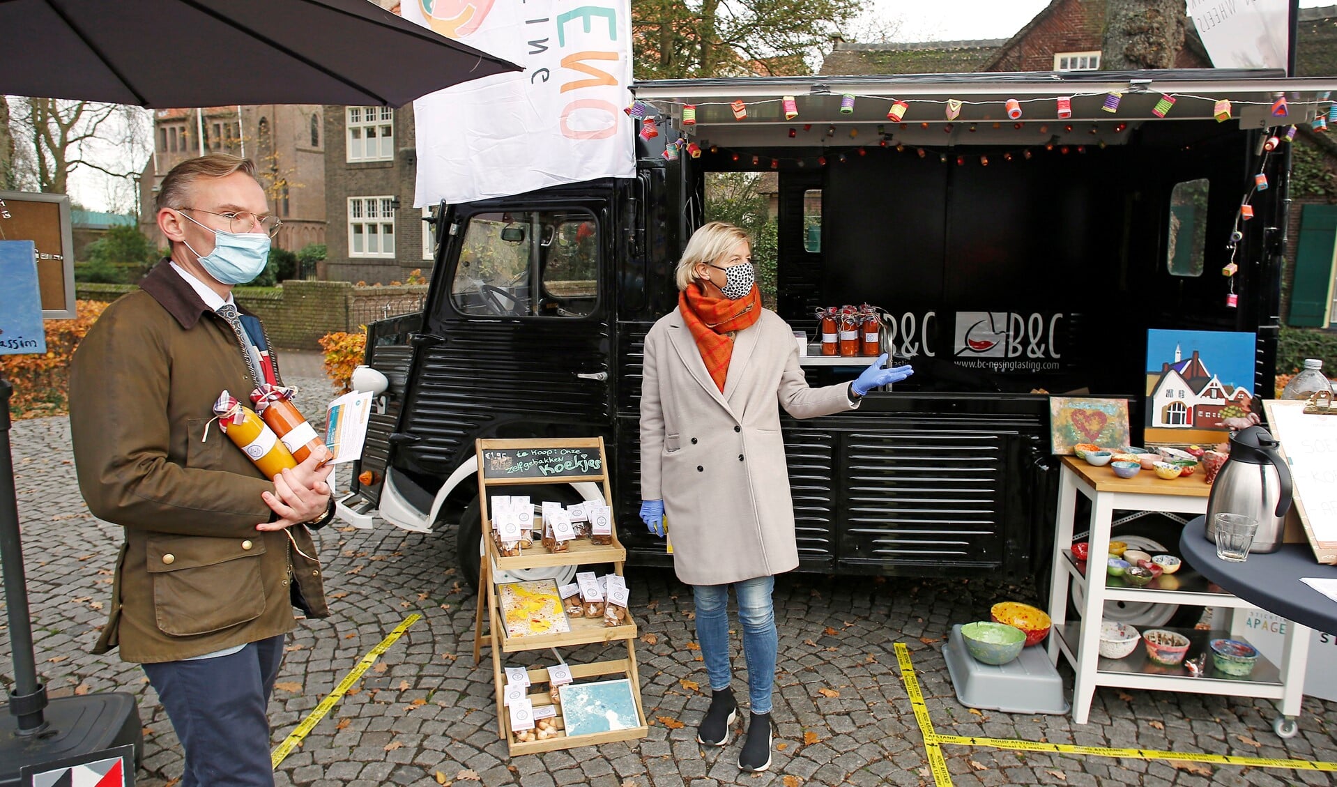 Burgemeester Nanning Mol bezoekt de pop-up bus en neemt twee smakelijke soepjes mee naar huis
