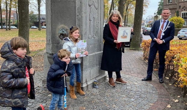 <p>Gitte Spee met haar tekening van burgemeester Nanning Mol voor de nieuwe versie van 'aap & mol in Laren'.</p>