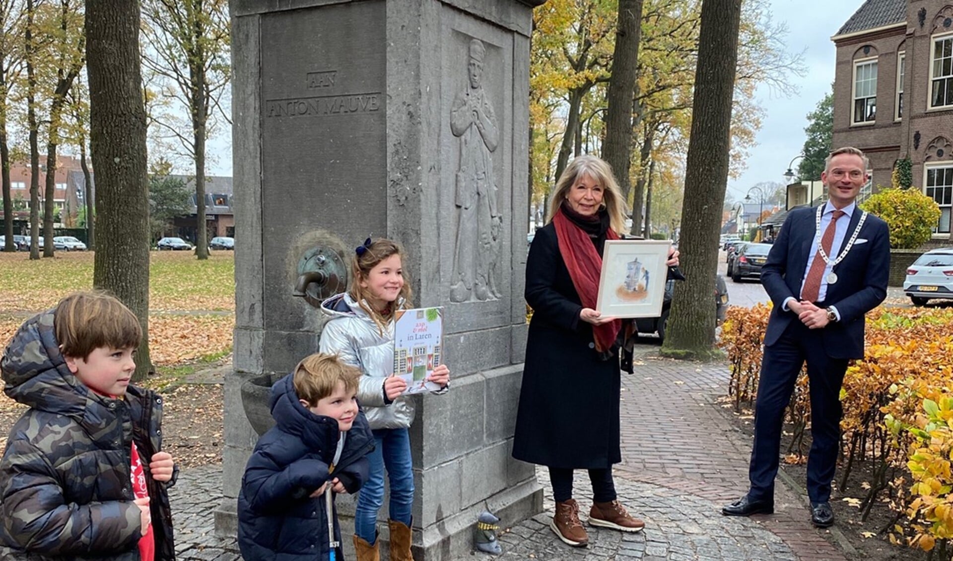 Gitte Spee met haar tekening van burgemeester Nanning Mol voor de nieuwe versie van 'aap & mol in Laren'.