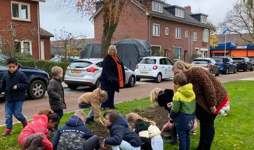 <p>Kinderen van de Jozerschool en de P.C. Hooftschool hebben de bloembollen geplant.</p>
