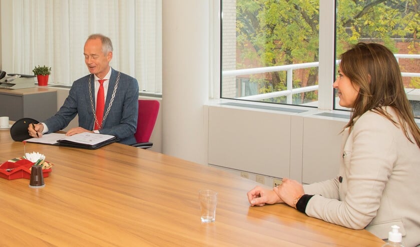 <p>Burgemeester Niek Meijer zet zijn handtekening onder het convenant.</p>