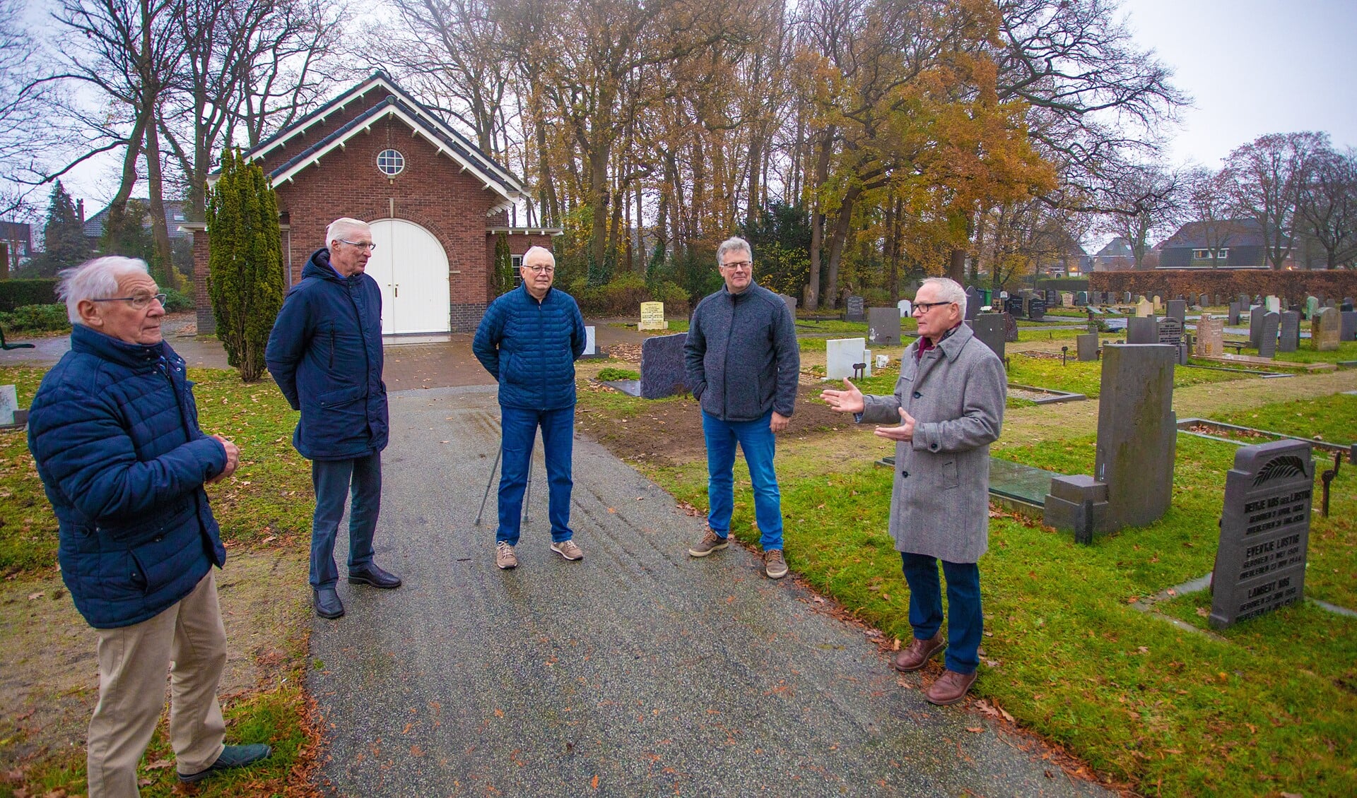 Een deel van de groep mensen die zich druk maakt over het onderhoud van de Oude Begraafplaats. Rechts Bert Gooijer.